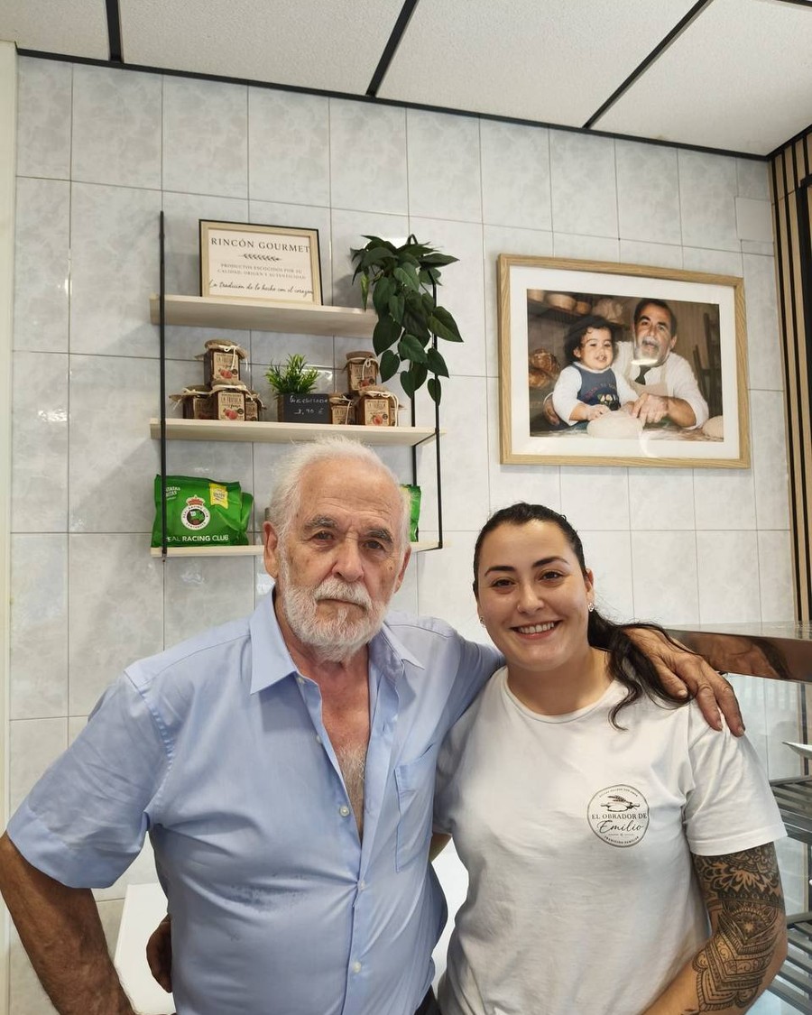 Sara con su abuelo Emilio en la tienda